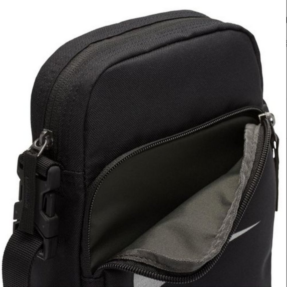 Nike Unisex Air Max 2.0 Brasilia 26L Crossbody Messenger Bag - Picture 2 of 5